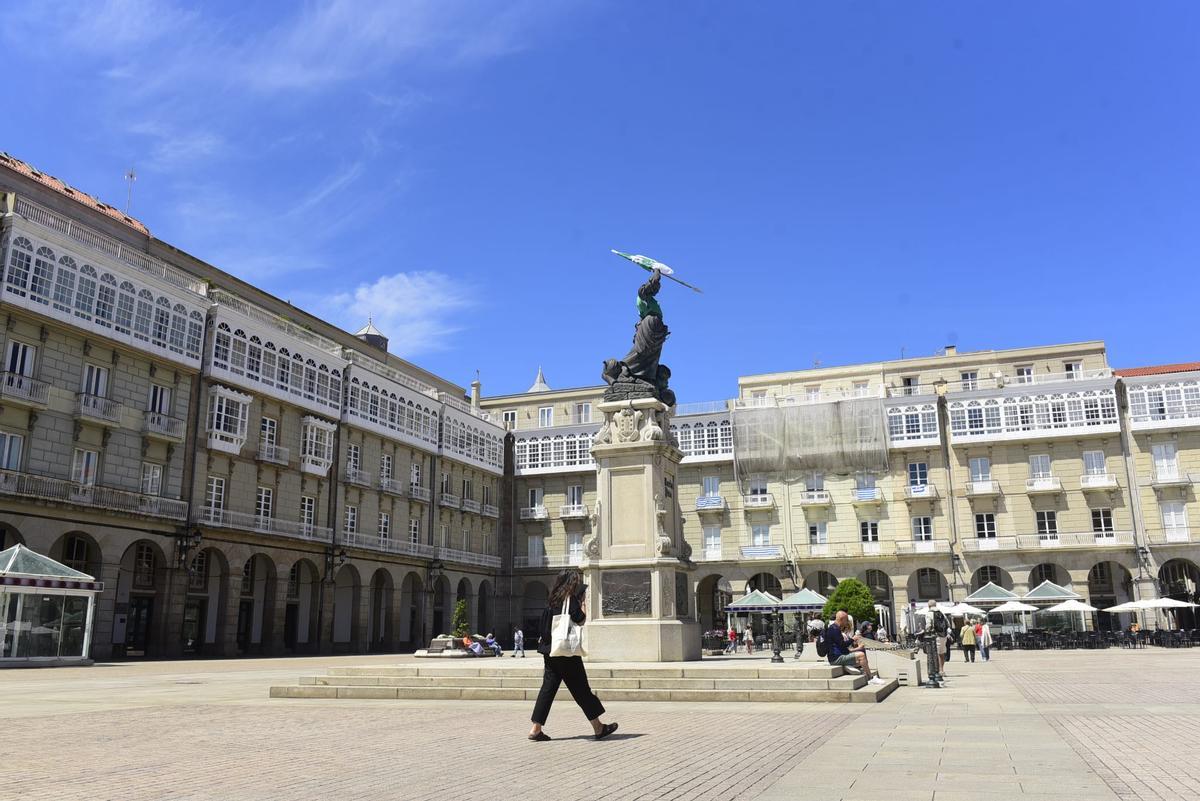 La estatua de María Pita, de verdiblanco para apoyar al Liceo
