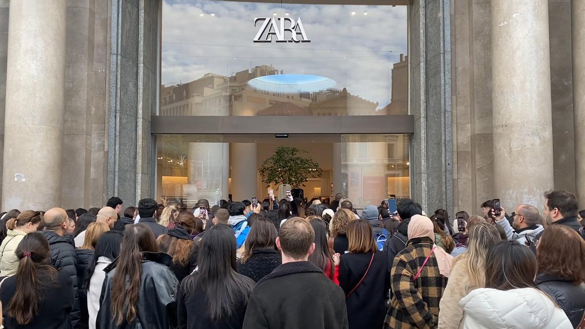 Apertura de puertas de Zara, en Passeig de Gràcia, el día del Black Friday