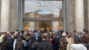 Apertura de puertas de Zara, en Passeig de Gràcia, el día del Black Friday