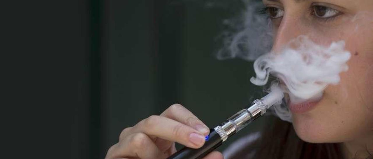 Una joven usando un cigarrillo electrónico. // Reuters