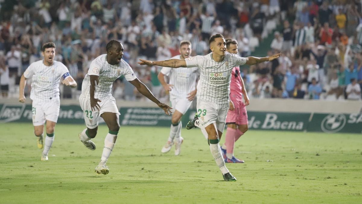 Christian Carracedo celebra su gol ante el Unionistas en El Arcángel.