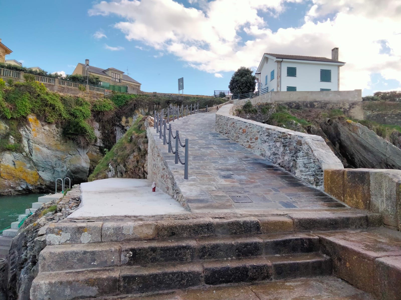 Así ha quedado el nuevo acceso al muelle de El Rocín, en Tapia