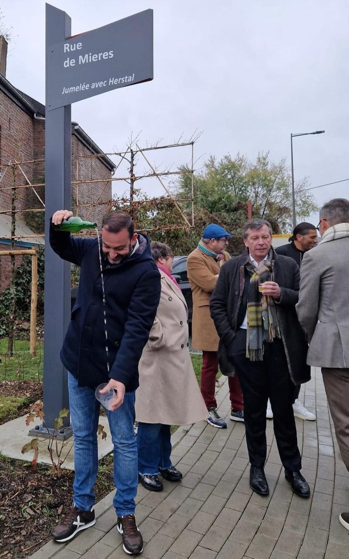 El Alcalde de Mieres, escanciando un culín en la inauguración de la Rue Mieres en Herstal.