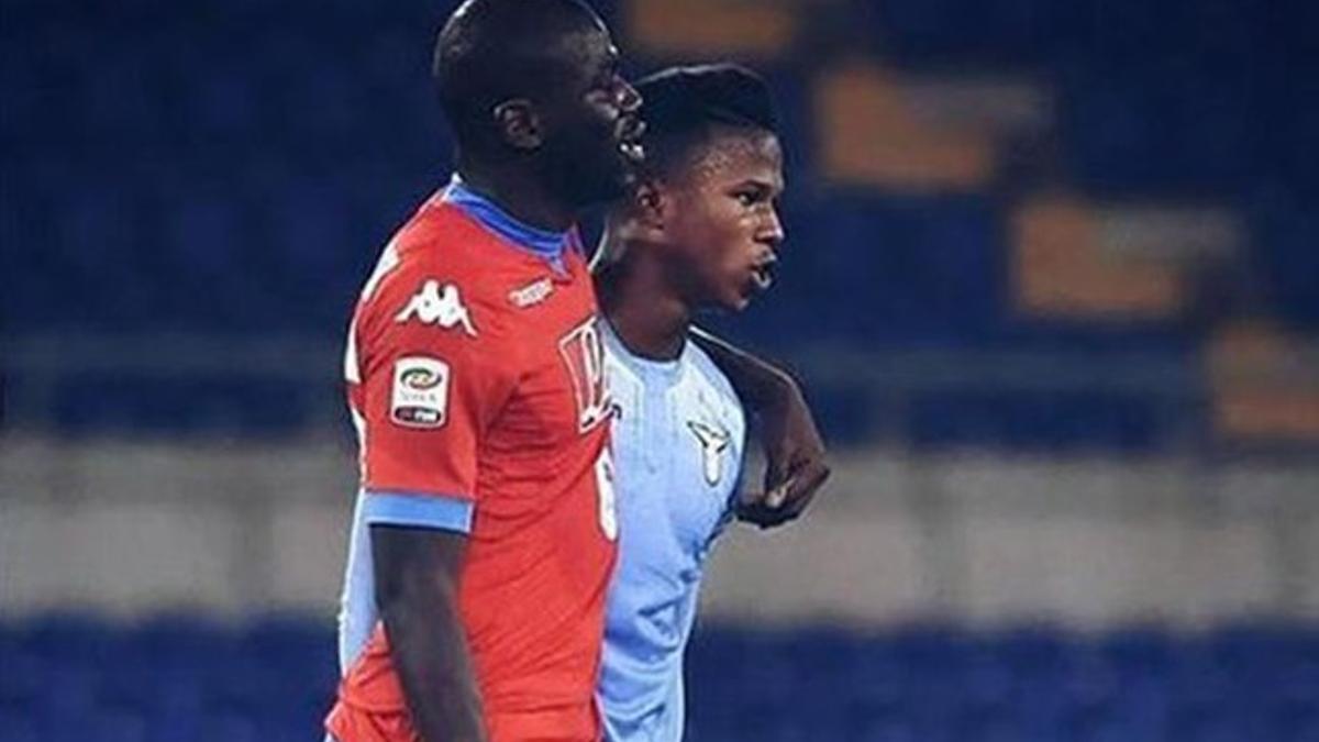 El jugador de la Lazio, el catalán Keita Balde, salió del campo abrazado a Koulibaly en señal de solidaridad