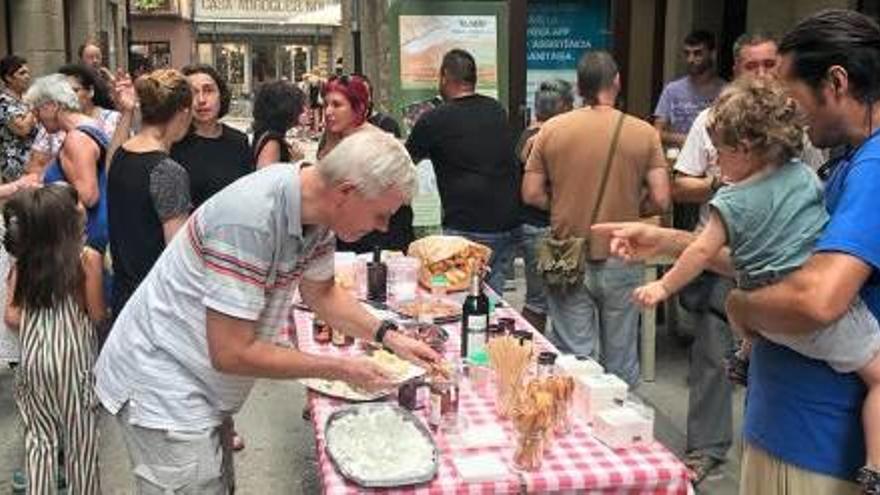 Imatge de l&#039;exterior de l&#039;establiment, al carrer de Sant Cristòfol, el dia de la inauguració