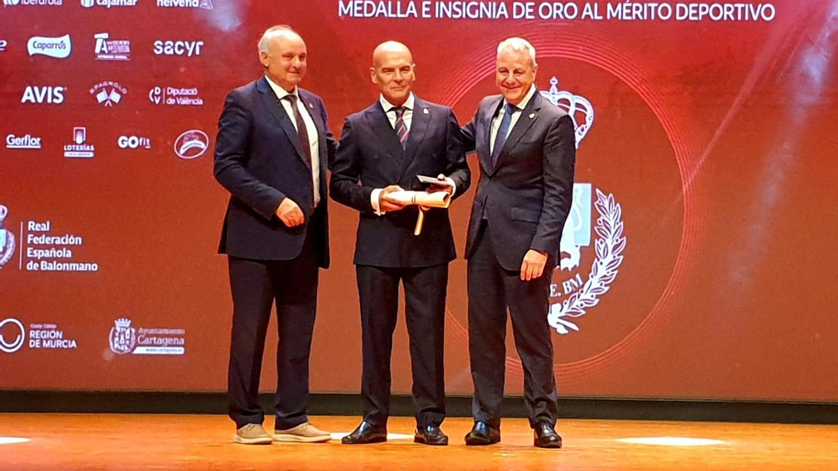 José Julio Espina recibe su reconocimiento durante la gala del sábado