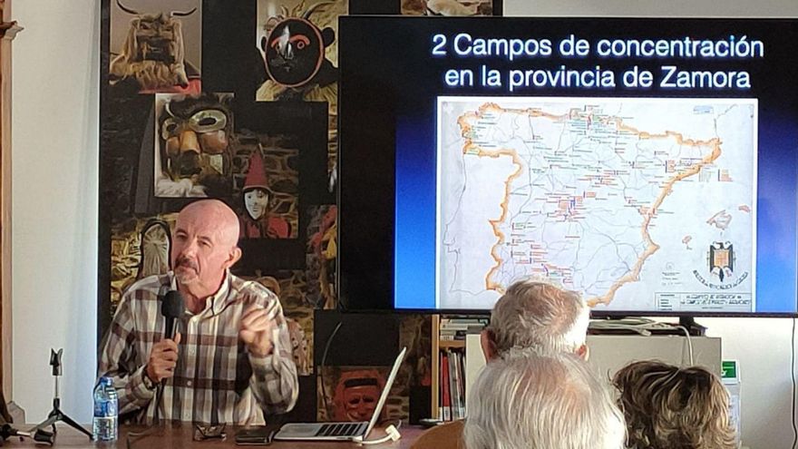 Carlos Hernández ayer en Zamora, donde disertó sobre los campos de concentración franquistas.