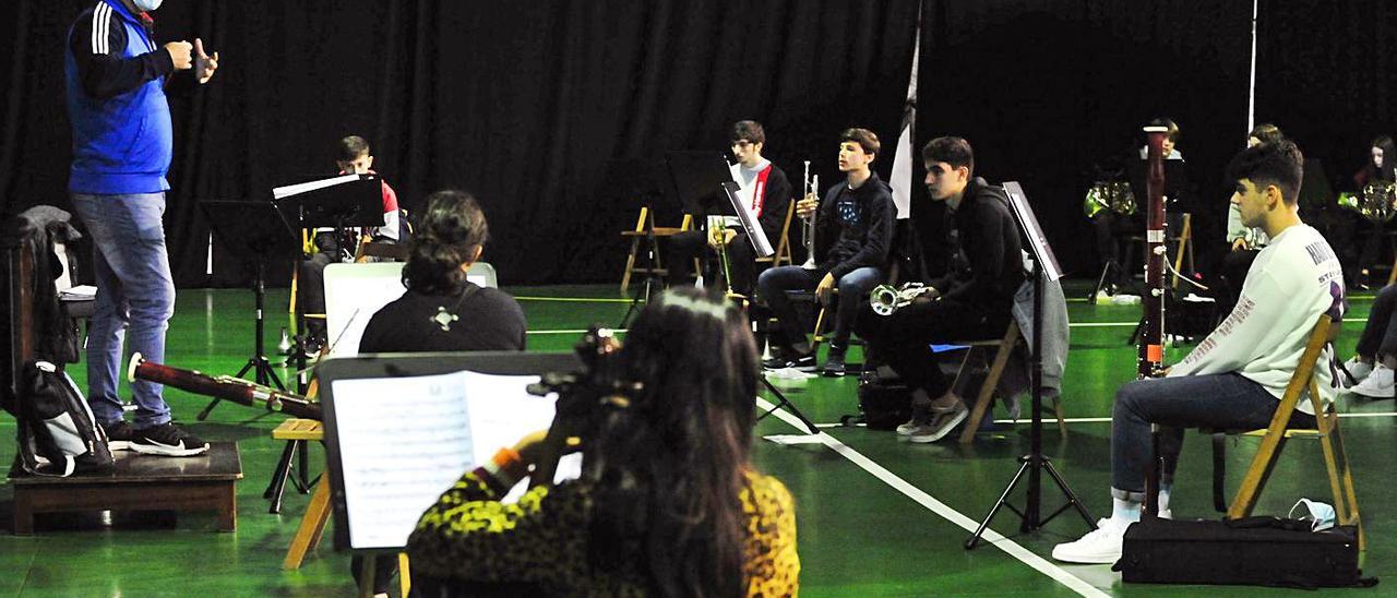 Un ensayo de la Banda de Música en el pabellón de Xil, en Meaño. |  // IÑAKI ABELLA