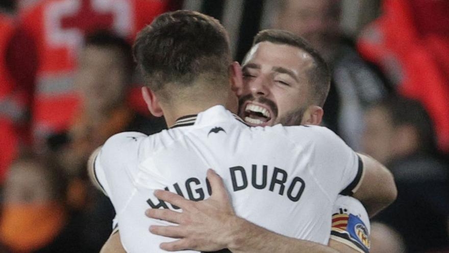 Gayà abraza a Hugo Duro en la celebración del gol al Athletic, el sábado en Mestalla.  | J.M. LÓPEZ