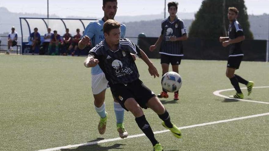 Un jugador del Oviedo controla un balón en el partido. // Albar Villar
