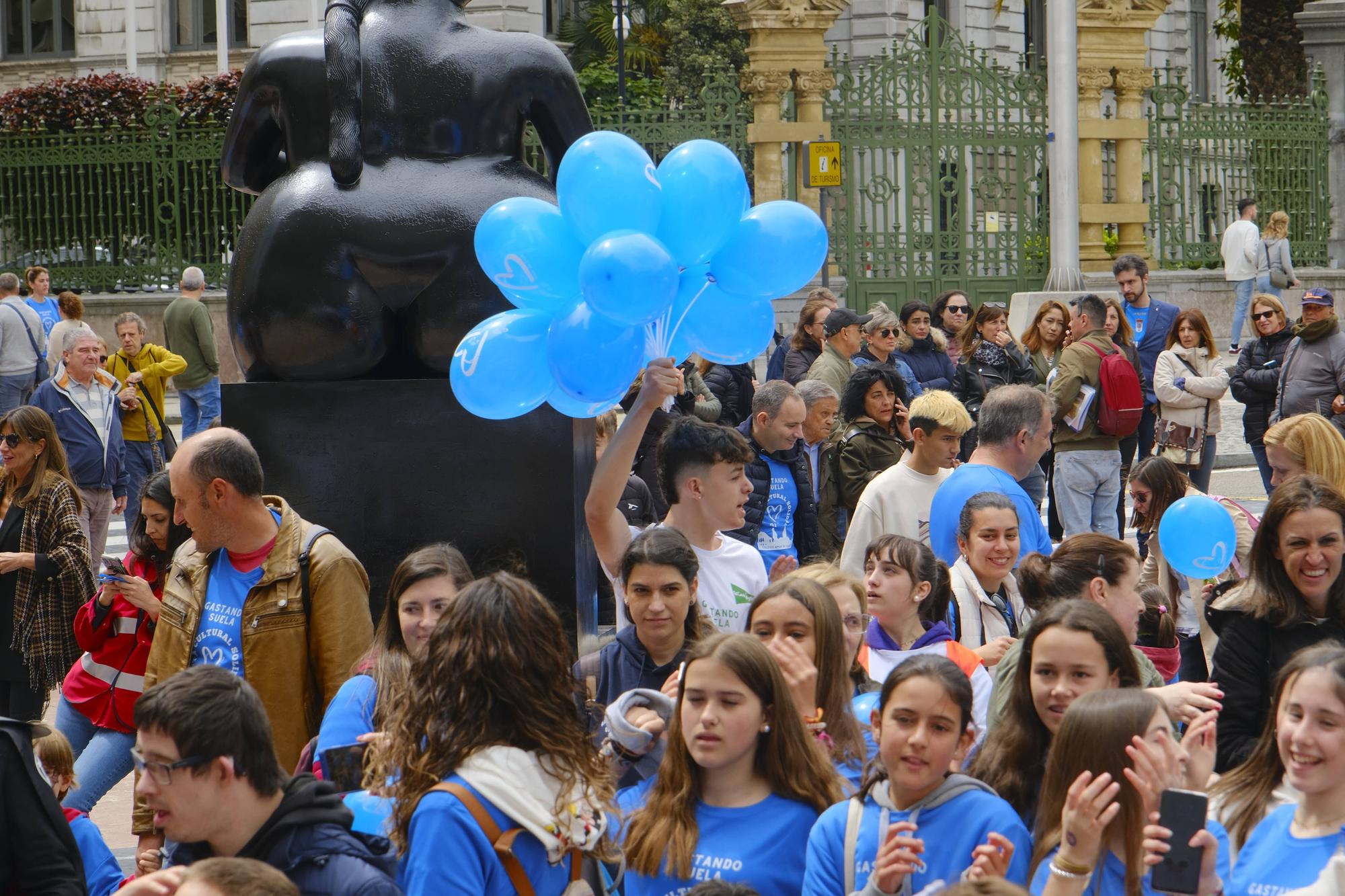 El colegio Amor de Dios congrega a una marea azul solidaria en La Escandalera