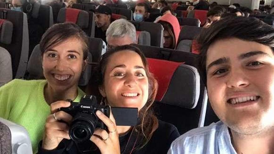 Lisett Álvarez (c.) junto a Cristina Fernández (Madrid) y Marco Rodríguez-Novás Puls (Cataluña), en el vuelo de regreso a casa.