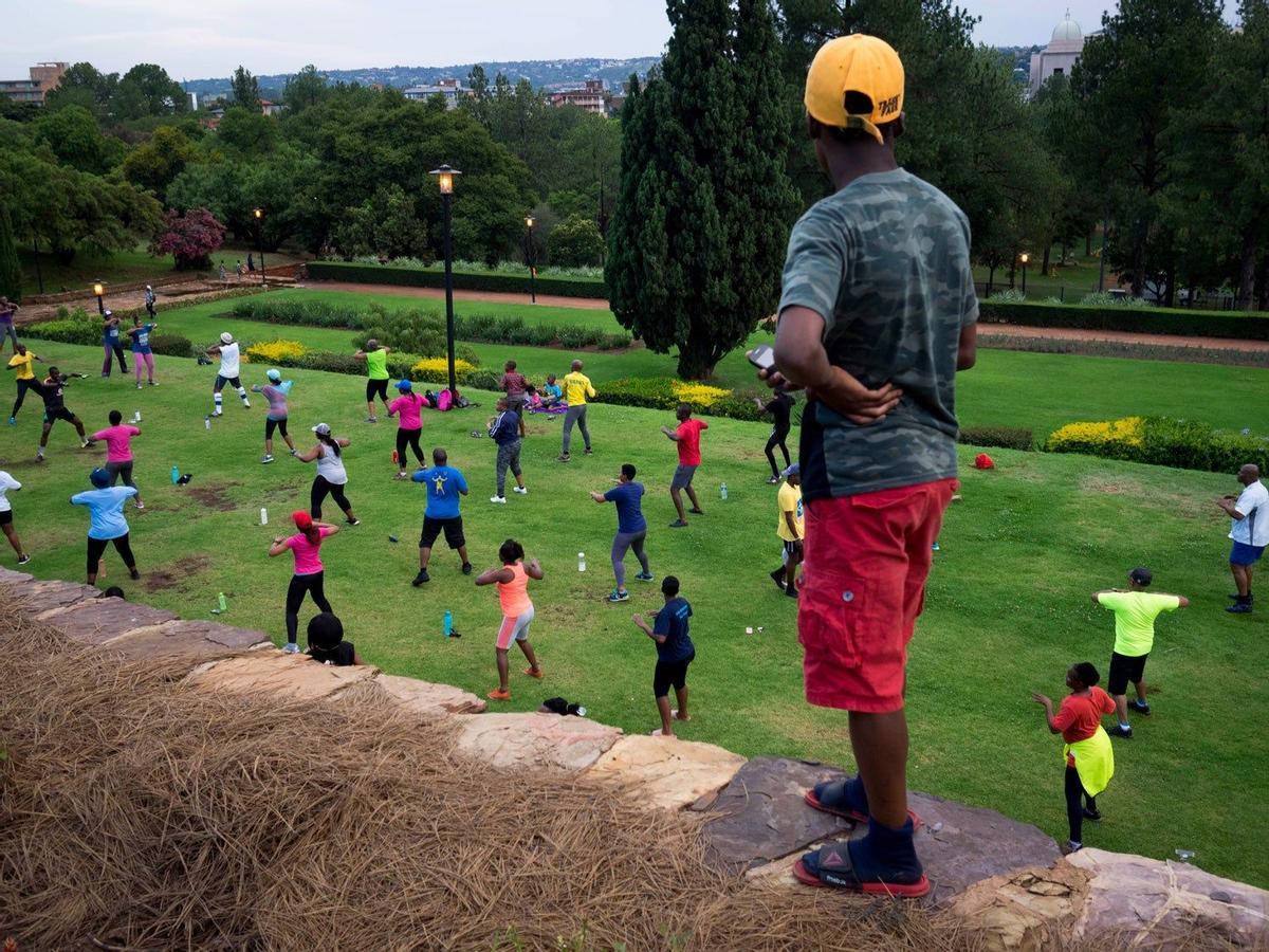Gente haciendo ejercicio en un parque público de Pretoria