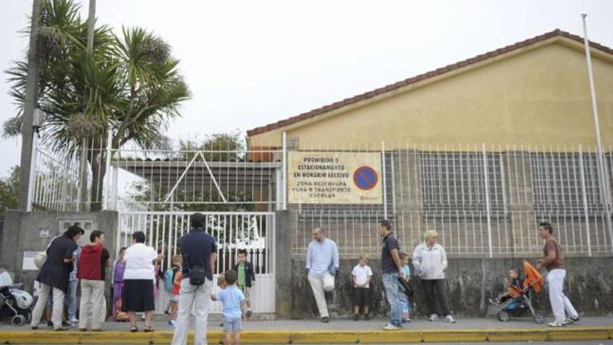 Entrada del colegio Otero Valcárcel de Carral. / fran martínez