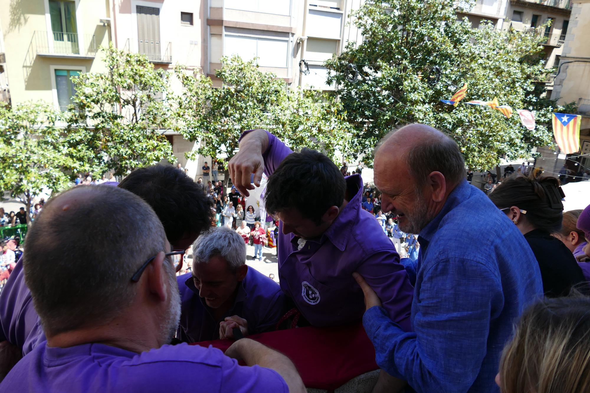 La plaça es tenyeix de colors amb la Diada Castellera de Santa Creu