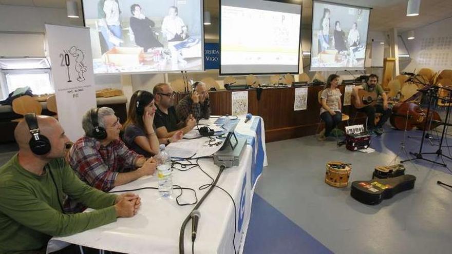 Actuación musical durante el programa de ayer desde el edificio Miralles del campus vigués.