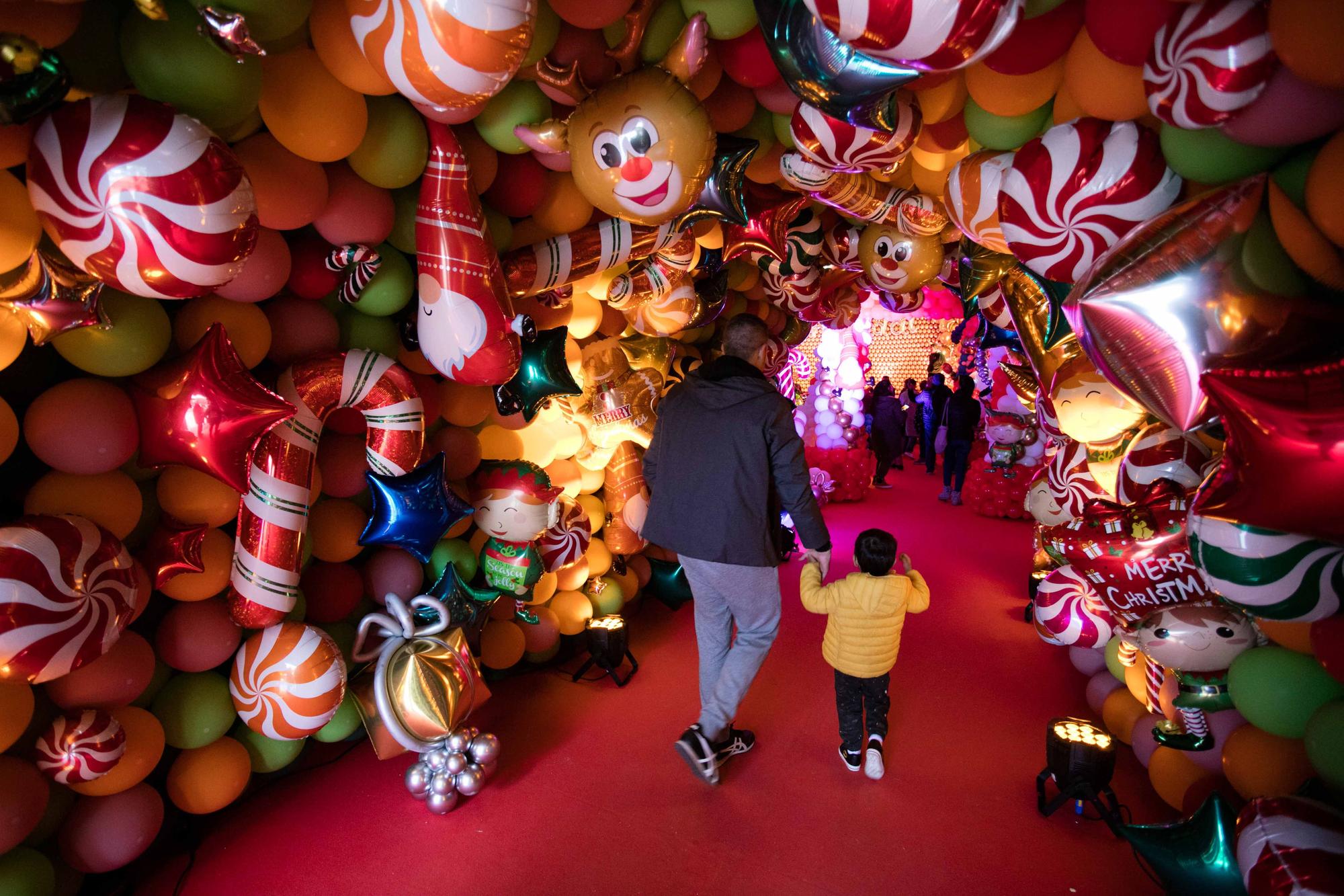 Galería de imágenes de Ibiza Ballon Wonderland, un pueblo navideño con 100.000 globos