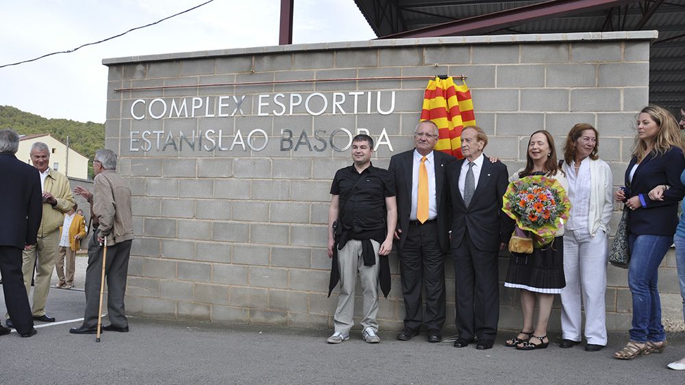 Basora, al costat de l’exalcalde, també desaparegut, Pere Ribera, en la inauguració del complex esportiu