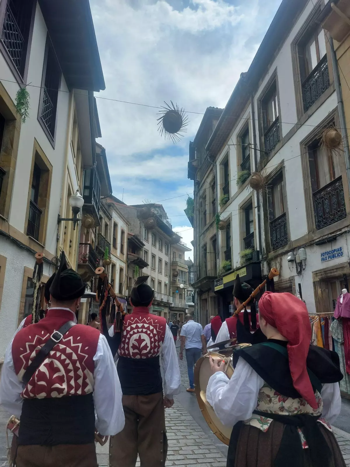 "De tiendes y gaites": así es la nueva campaña para promocionar el comercio de Villaviciosa este verano