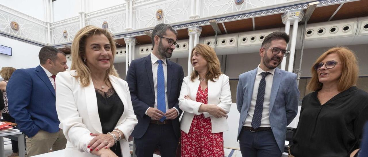 Carmina Fernández (i), junto a otros diputados del PSOE.