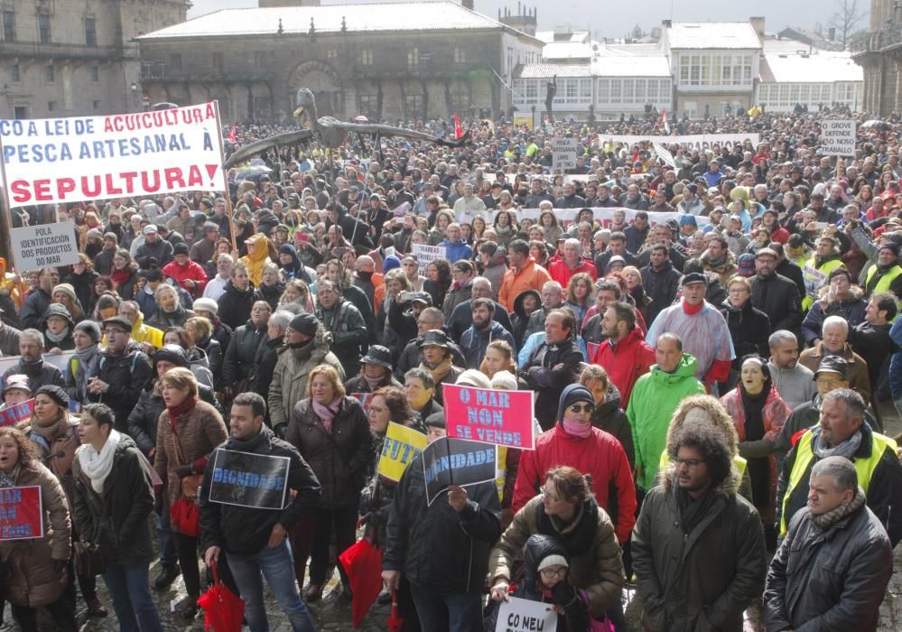 Miles de marineros protestan en Galicia para defen