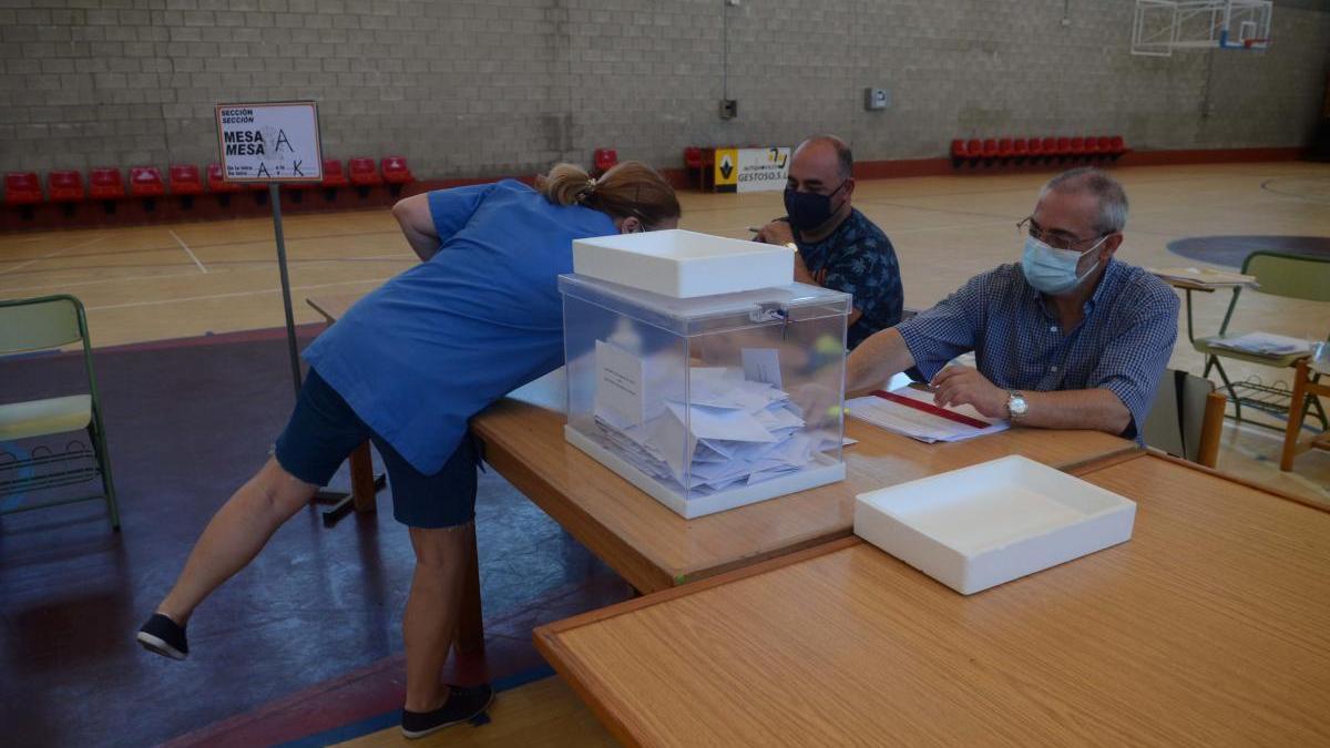 Desinfección típica de las mesas electorales durante la jornada del 12-J