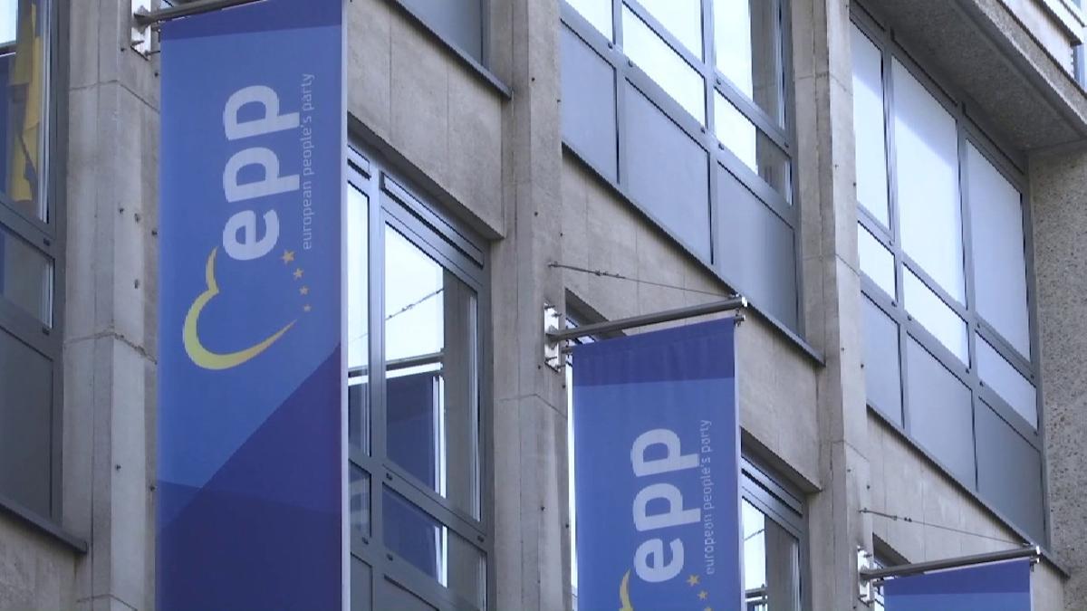 La policía registra la sede del Partido Popular Europeo en Bruselas.