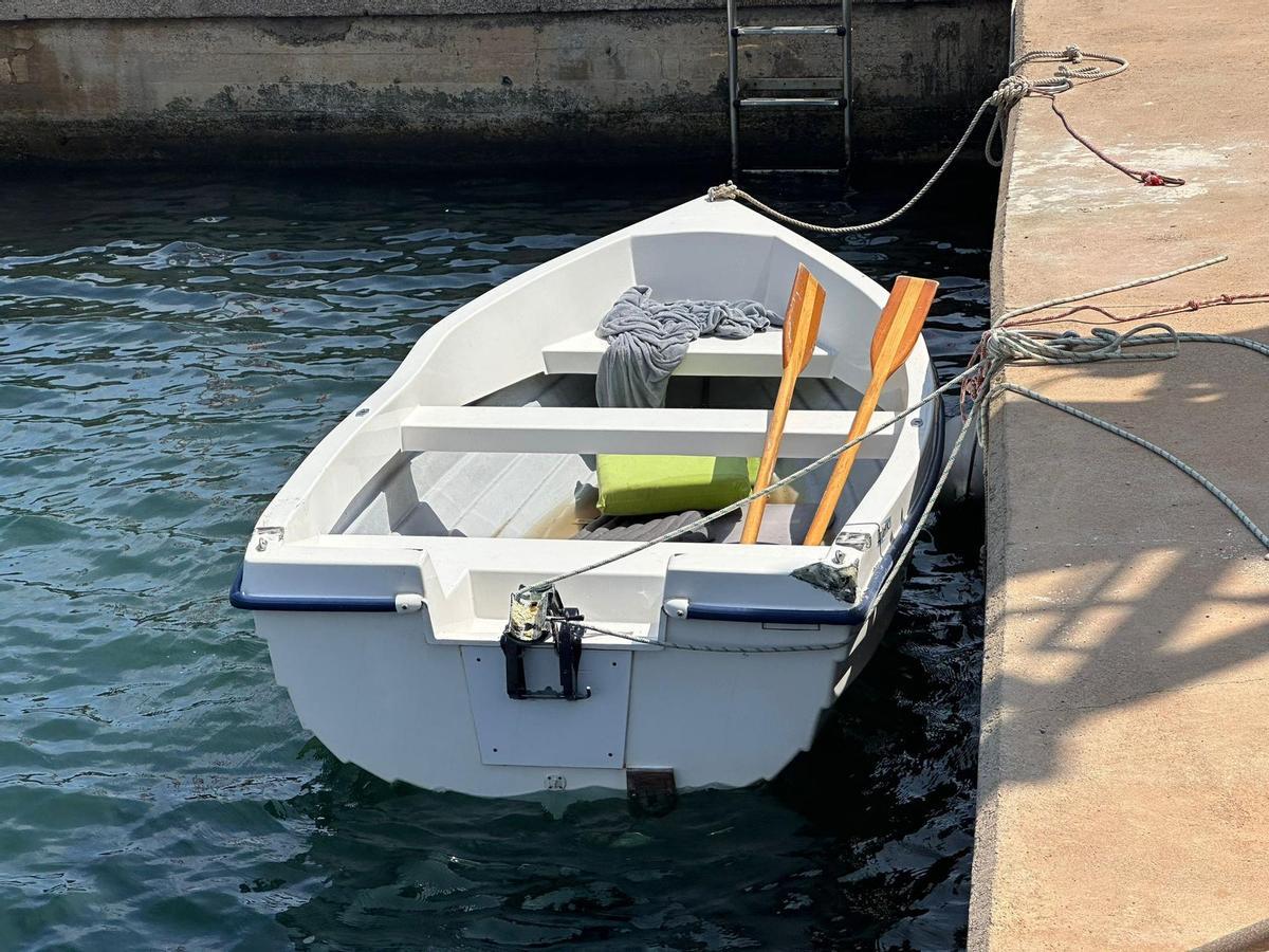 La barca en la que pescaba el joven fallecido en Cala Bona.