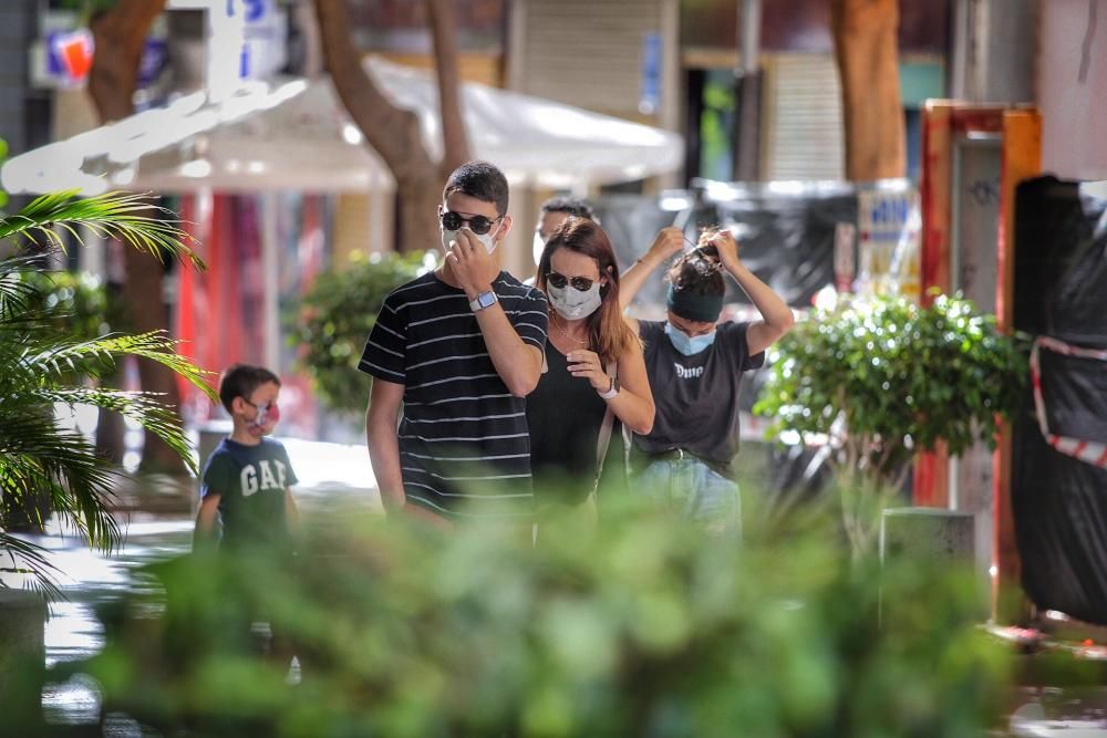 Gente con mascarillas, distancia social, fumadores