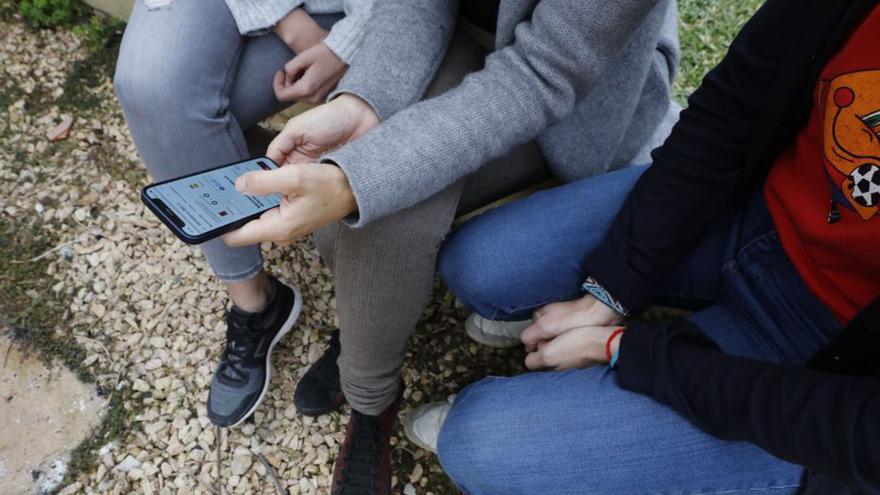 Casi 200 familias se unen preocupadas por el uso del móvil en menores