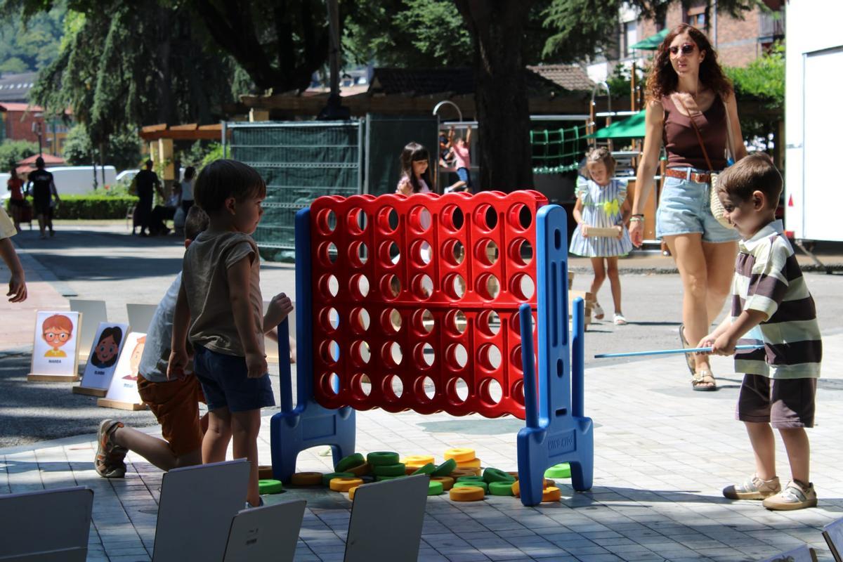 Juegos infantiles en el parque con motivo de las fiestas de San Pedro.
