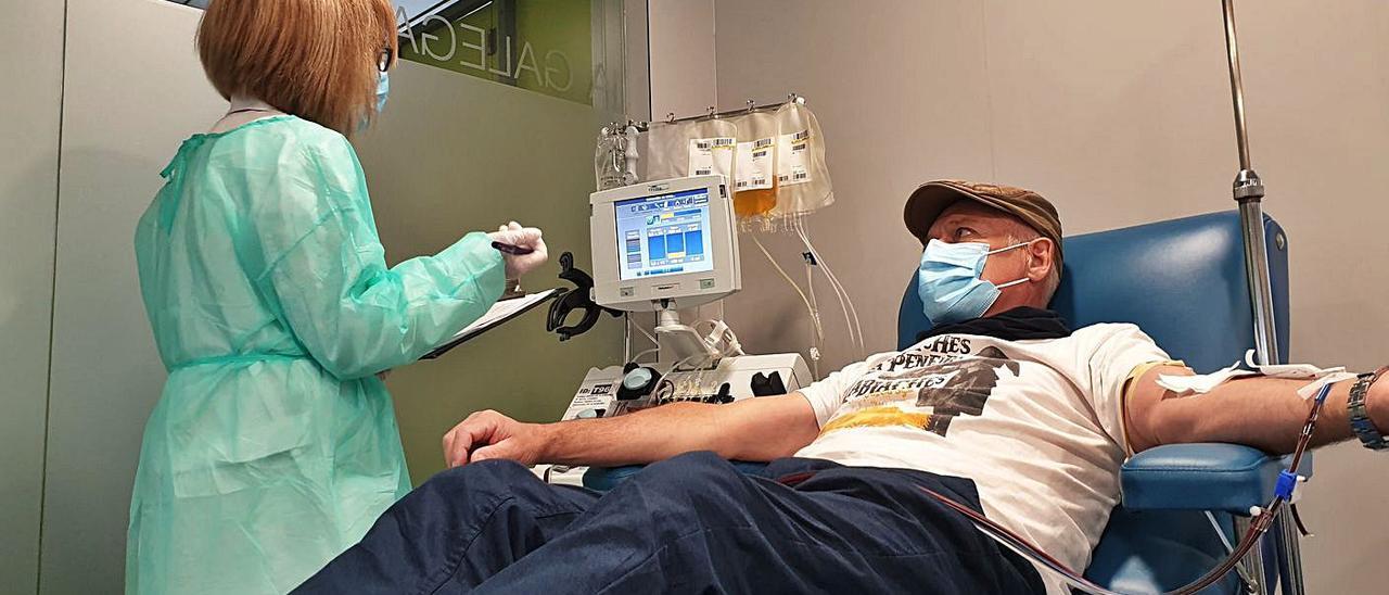 Un ciudadano dona plasma en un hospital gallego en mayo, tras haber superado la enfermedad. |   // FDV