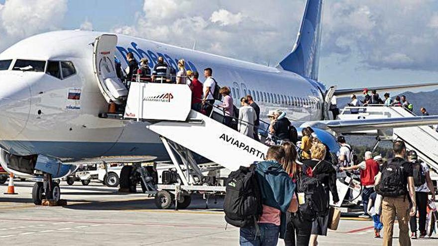 Passatgers embarcant en un avió de Pobeda a Vilobí d&#039;Onyar.