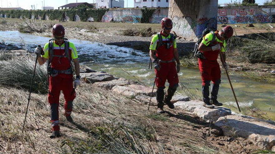 Voluntaris de la Creu Roja treballen en el cinquè dia del dispositiu de recerca dels quatre desapareguts pels aiguats en el tram sud del riu Francolí a Tarragona