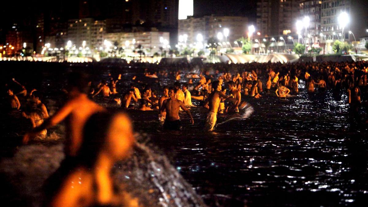 Rituales para atraer la suerte en la noche de San Juan: Bañarse en el mar o tomar las olas.