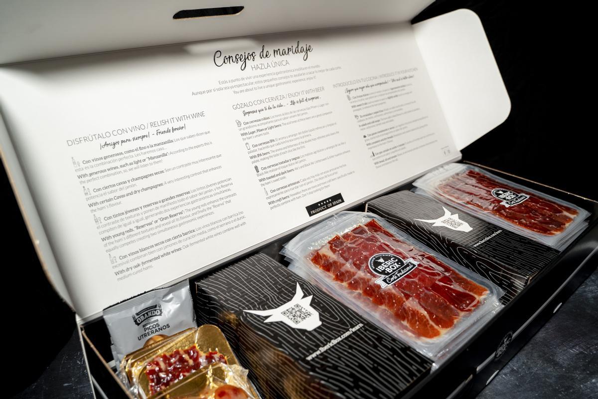 Jamón ibérico loncheado, virutas y huesos envasados al vacío.
