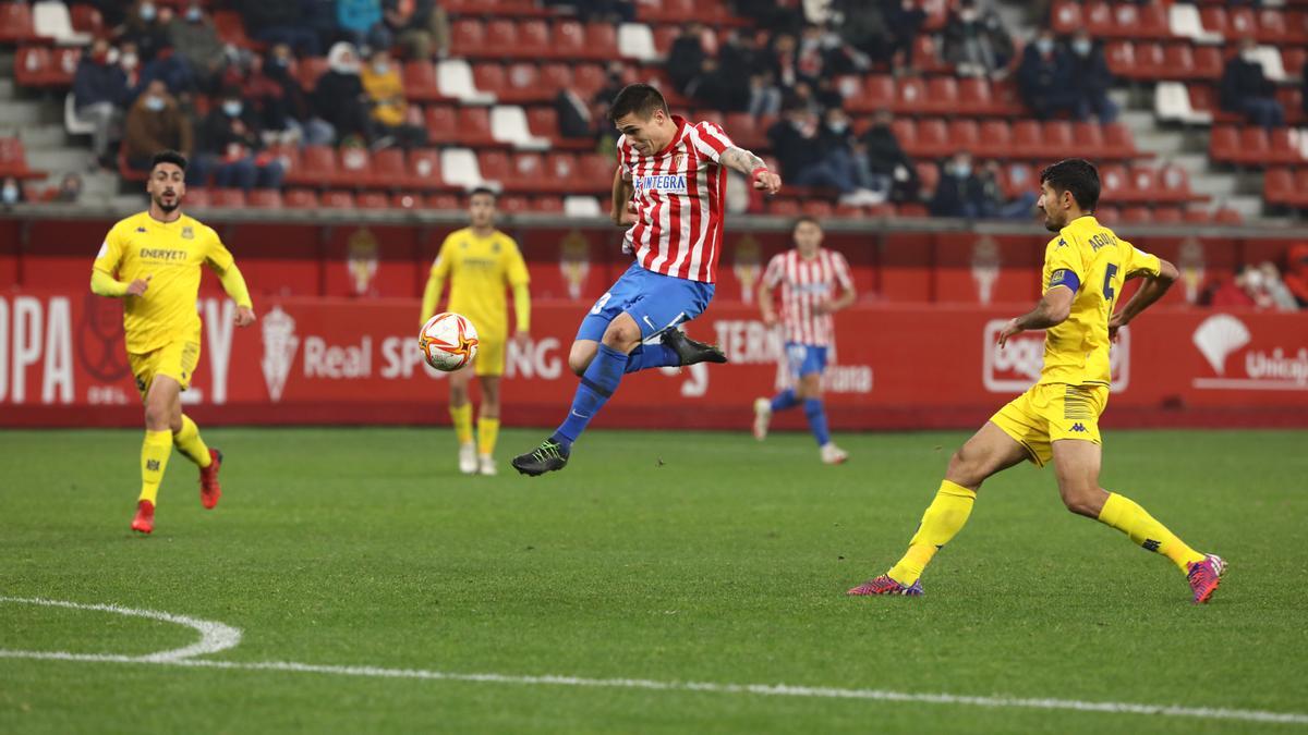 Djuka intenta un remate en el Sporting-Alcorcón de Copa del Rey