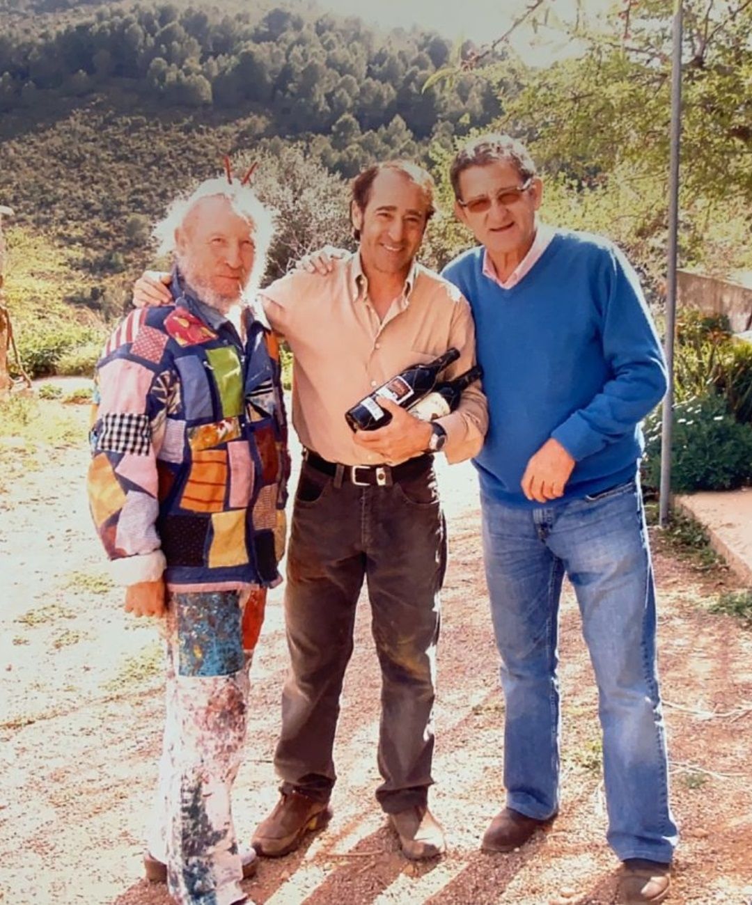 El torero Luis Francisco Esplá ha sido uno de los más asiduos a la ganadería de Manolo Beltrán, donde su opinión siempre era tenida en cuenta a la hora de seleccionar las vacas que después se quedaban como madres. En la fotografía ambos comparten sonrisas con Ripollés.