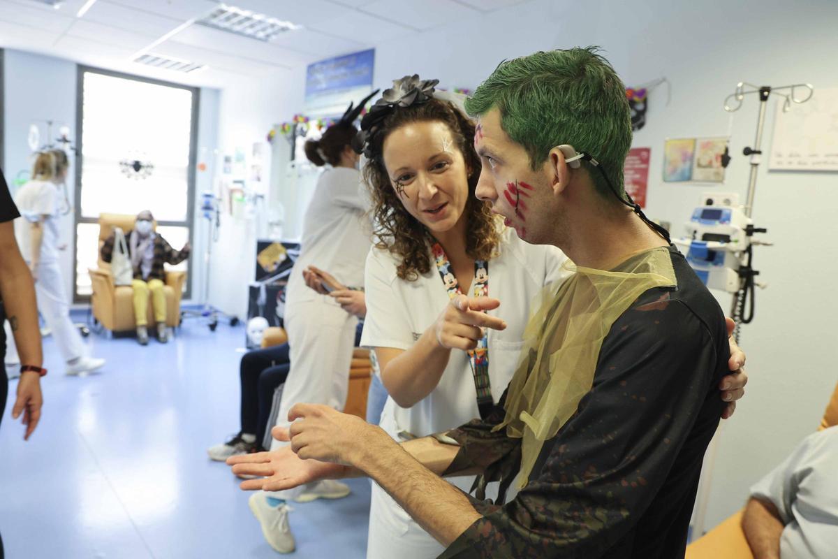 El Hospital de Sant Joan humaniza la atención al paciente oncológico con disfraces del personal de Enfermería y decoración de Halloween realizada por el Centro San Rafael El Hospital de Sant Joan humaniza la atención al paciente oncológico con disfraces del personal de Enfermería y decoración de Halloween realizada por el Centro San Rafael