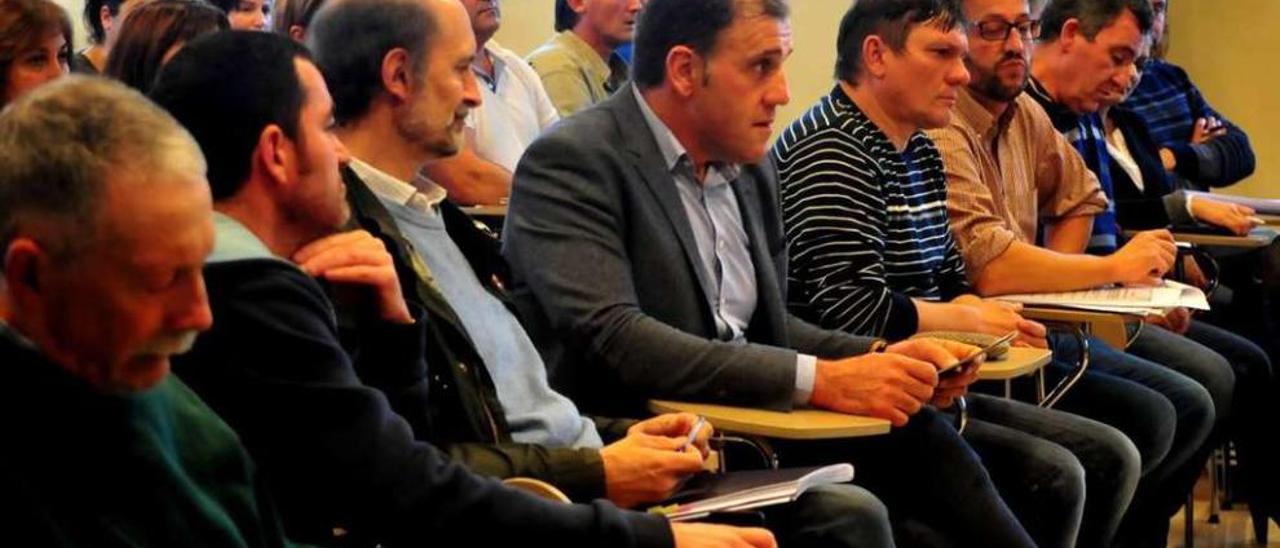 Representantes de cofradías y bateeiros, en la reunión mantenida ayer en el Auditorio. // Iñaki Abella