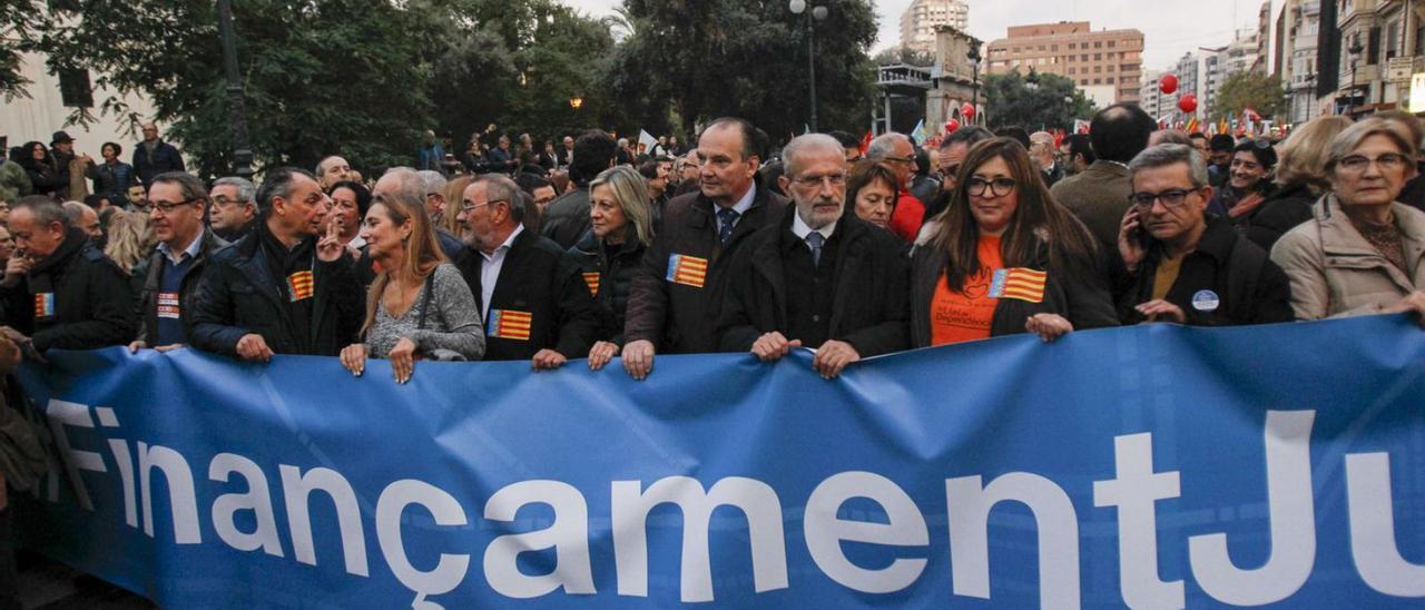 Representantes de la sociedad civil en la manifestación por la financiación de noviembre de 2017. | EDUARDO RIPOLL