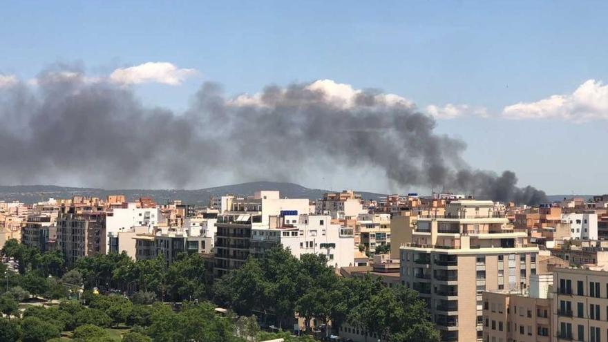 Incendio en una chatarrería en el Camí Salard de Palma