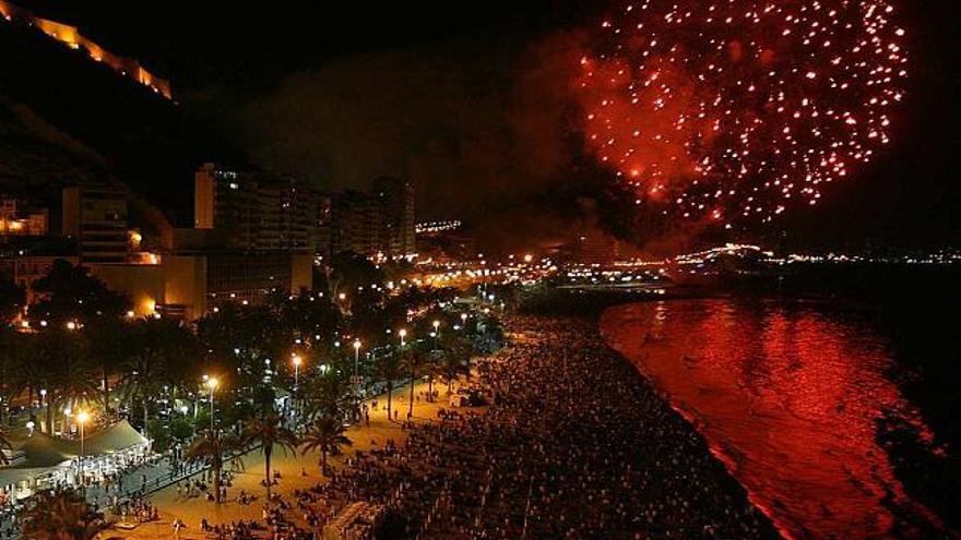 Uno de los castillos que se lanzaron desde la playa del Cocó tras las Hogueras de 2009.