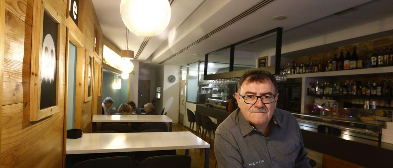 El hostelero Javier Rada Sesma, que regenta el bar-restaurante Morrete del plaza San Pedro Nolasco de Zaragoza. | JAIME GALINDO