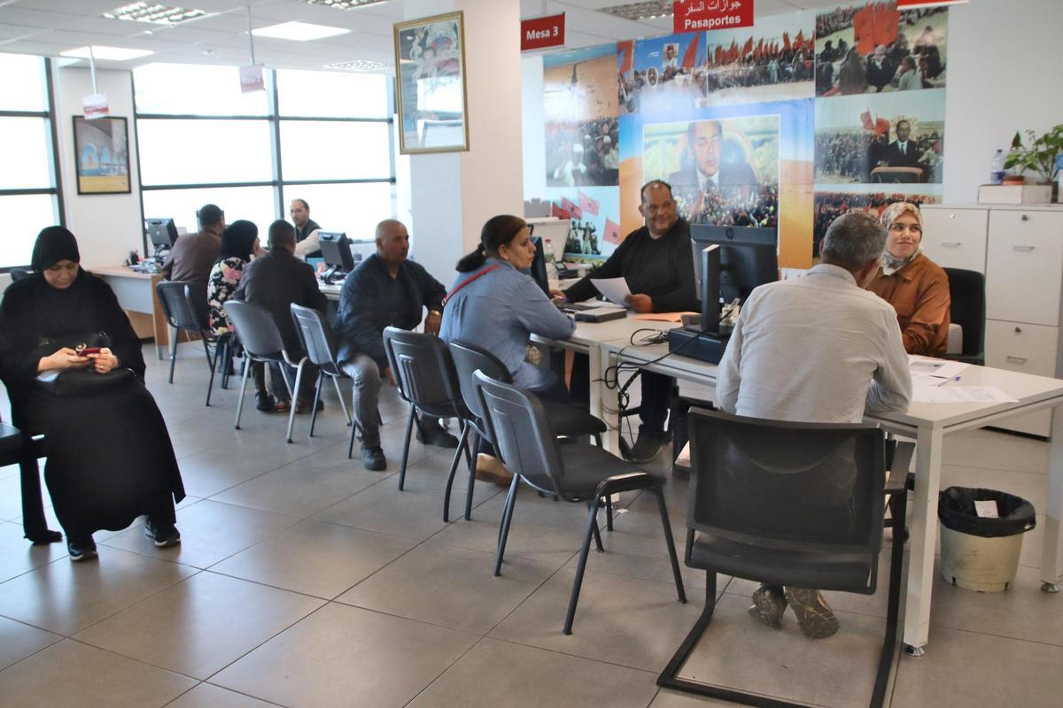 Proceso de regularización de extranjeros en las dependencias del consulado de Marruecos en Tarragona.