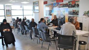 Proceso de regularización de extranjeros en las dependencias del consulado de Marruecos en Tarragona.