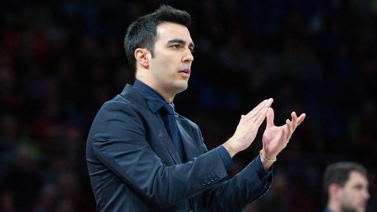 Gerard Encuentra dirigiendo al Hiopos Lleida en un partido de la Liga Endesa