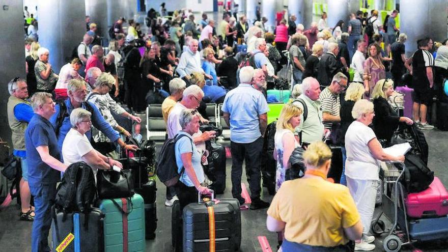 Colas de viajeros, ayer, en el Aeropuerto de Gran Canaria.  | | JOSE CARLOS GUERRA