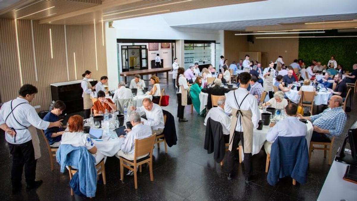 Una sesión de cata en los Premios Baco.