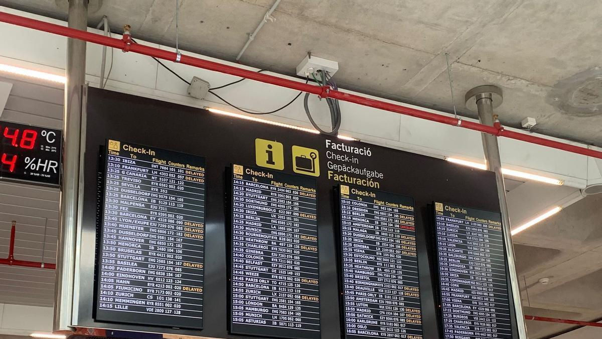 Archivo - Panel de vuelos del aeropuerto de Palma con numerosos retrasos en una imagen de archivo